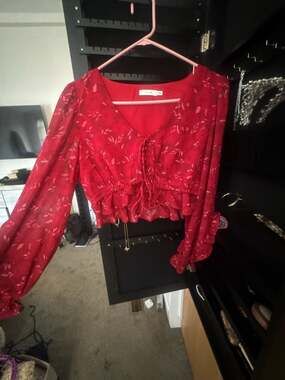 Lush Red Floral Print Long Sleeve V-Neck Tie Front Cropped Ruffle Blouse